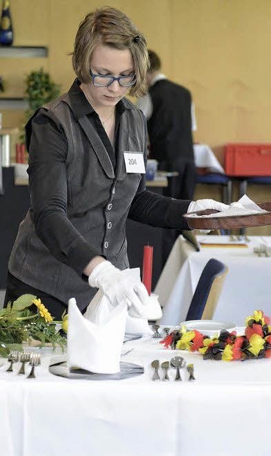 Felicitas Lill vom Atrium Hotel Amadeus in Osterfeld hat bei den Hotelfachangestellten die Region Anhalt-Süd vertreten und richtet hier die Festtafel in Schwarz-Rot-Gold her.