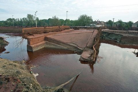 Eine Eisenbahnbrücke ist unter den Schlammmassen zusammengebrochen. (FOTO: DPA)