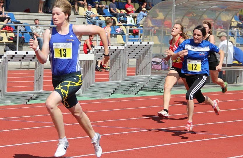 Jennifer Kunze siegt über die 100 Meter. Hinter ihr Irene Hornickel
