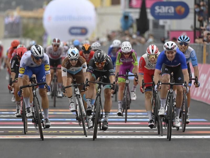 Foto-Finish: Arnaud Demare (r,vorn) vom Team Groupama-FDJ überquert neben Peter Sagan (M) vom Team Bora-hansgrohe die Ziellinie. Foto: Gain Mattia D'alberto/LaPresse/AP/dpa
