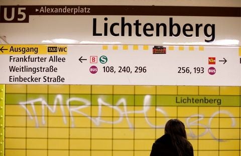 Eine Frau steht am Bahnsteig des U-Bahnhofs Lichtenberg in Berlin. (FOTO: DAPD)