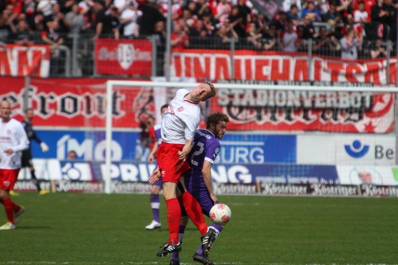 Die beiden “22"er Marco Hartmann und Yannic Thiel (rechts) beim Kopfball
