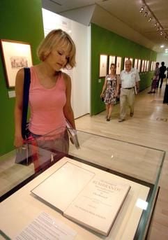 Besucher interessieren sich am Freitag (06.08.2004) im Dresdner Kupferstich-Kabinett für eine der ältesten und umfangreichsten Rembrandt-Sammlungen der Welt. Die Ausstellung «Rembrandt - Die Dresdner Zeichnungen 2004» zeigt bis zum 3. Oktober erstmals seit 40 Jahren über 120 Blätter, die im 19. Jahrhundert Rembrandt zugeschrieben wurden. (Foto: dpa)
