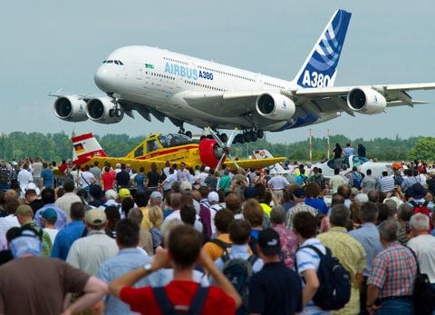 Der Großraumflieger Airbus A380 landet am ersten Publikumstag am Freitag auf dem Gelände der Internationalen Luft- und Raumfahrtausstellung (ILA) auf dem Flughafen Berlin-Schönefeld. (FOTO: DPA)