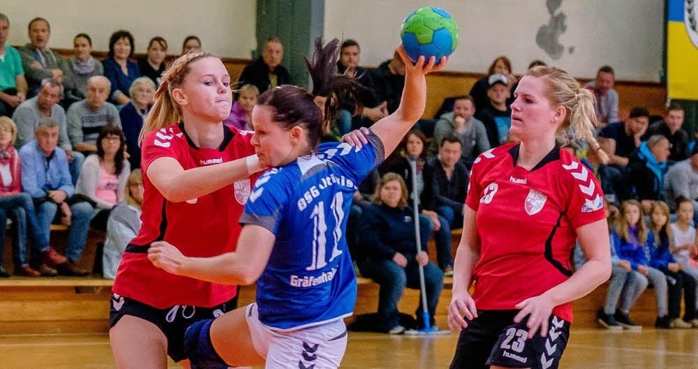 Carolin Böhme kämpft sich durch die Mauer der Reserve von Union Halle-Neustadt.
