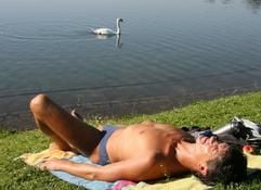 Sonnenanbeter Thomas liegt in Freiburg am Flückigersee in der Sonne. Im Breisgau wurden sommerliche Temperaturen bis zu 26 Grad gemessen. (Foto: dpa)
