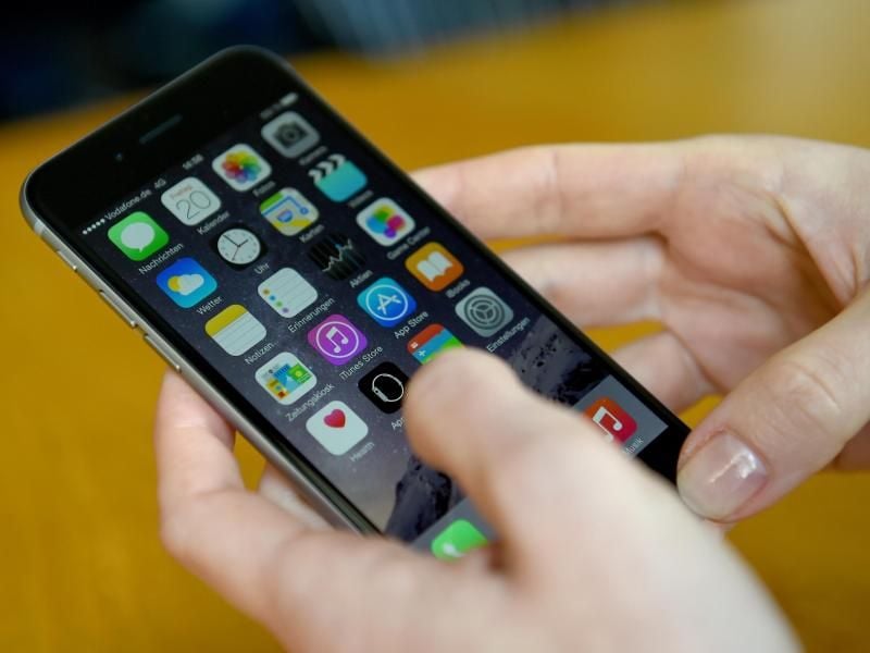Die Kontroverse war aufgeflammt, nachdem Messwerte gezeigt hatten, dass bei iPhones mit alter Batterie die Spitzenleistung des Prozessors gedrosselt war, während sie nach einem Batteriewechsel auf normales Niveau zurückkehrte. Foto: Britta Pedersen