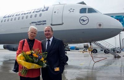 Jürgen Raps, ehemaliger Kapitän auf dem ersten deutsch-deutschen Linienflug zwischen Frankfurt/Main und Leipzig, und die ehemalige Flugbegeiterin auf diesem Flug, Barbara Boday-Wüst. (FOTO: DDP)