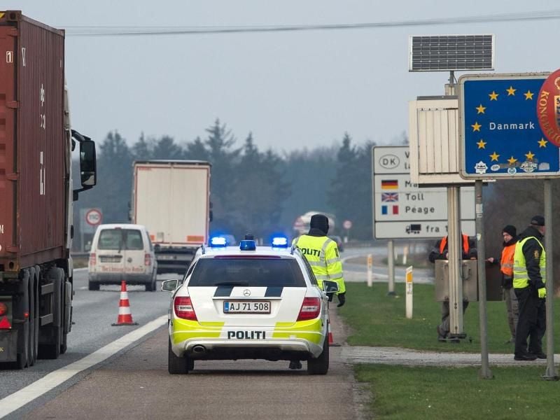Dänische Polizisten kontrollieren an dem deutsch-dänischen Grenzübergang auf der Autobahn 7 den Verkehr. Ab Samstagmittag werden die Grenzen dicht gemacht. Foto: picture alliance / dpa