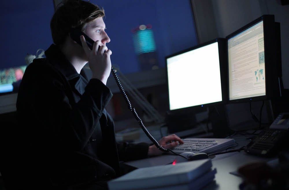 Private Telefonate vom Diensttelefon aus - ist das erlaubt? Nein, das ist grundsätzlich verboten, erklärt Nathalie Oberthür, Fachanwältin für Arbeitsrecht. „Das Telefon ist für dienstliche Zwecke gedacht und vom Arbeitgeber bezahlt.“ Etwas anderes gelte nur, wenn der Arbeitgeber Privatgespräche ausdrücklich erlaubt hat. Um keinen Ärger zu bekommen, fragt man am besten beim Chef nach, rät Oberthür. Eine Kündigung werde in den meisten Fällen aber erst nach einer Abmahnung zulässig sein.