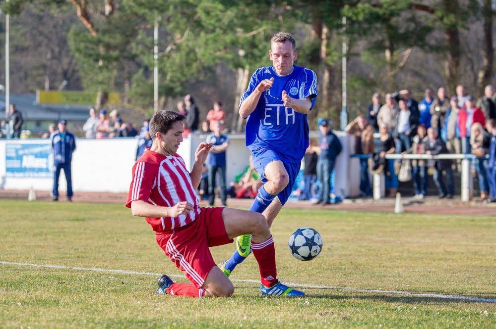 Zuletzt spielten der TSV Mosigkau (rot) und Germania Roßlau (blau) in der Saison 2013/2014 gegeneinander. In der neuen Spielzeit wird es das Derby wieder geben.