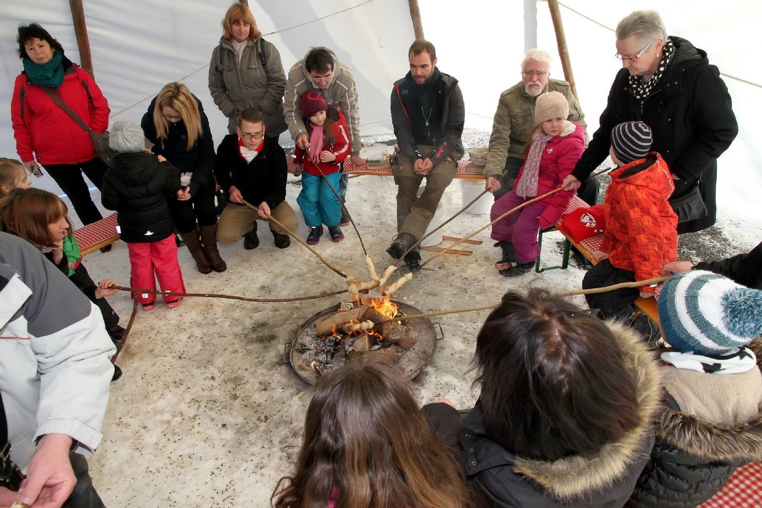 Knüppelbrot und Geschichten gab es im Tipi von Jens Bellmann.