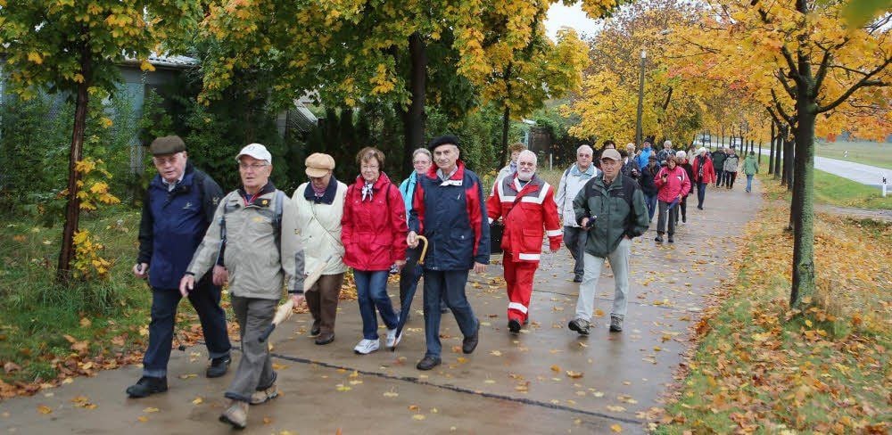 Wetterfest gekleidet machten sich die Wandergruppen auf den Weg in Richtung Reuden.