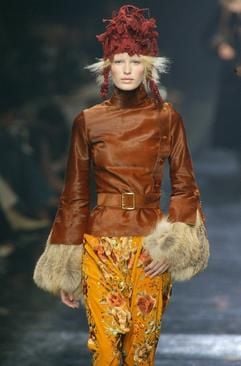 Ein Model präsentiert auf dem Laufsteg in Paris eine Kreation aus der Herbst-/Winter-2005/2006-Kollektion von Jean-Paul Gaultier. (Foto: dpa)
