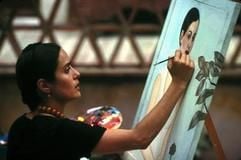 Salma Hayek in der Rolle der Malerin Frida Kahlo, die in dieser Szene ihre Schwester Cristina malt. (Foto: dpa)