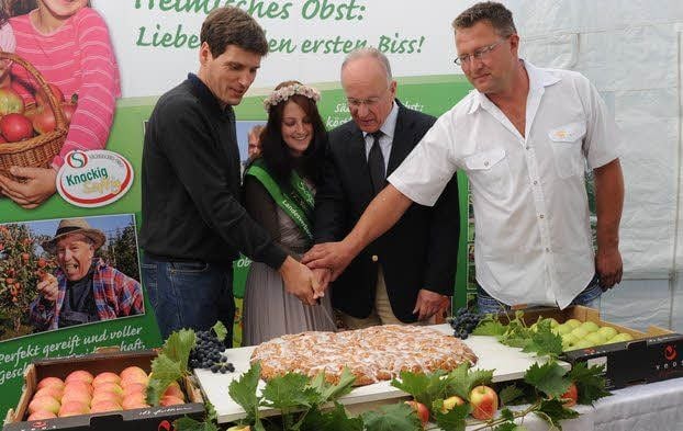 Mit Minister Aeikens (2. v. r.) wurde zur Feier des Tages eine Apfeltorte angeschnitten.