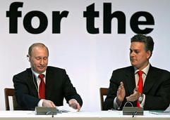 Gavin O'Reilly (r.), Präsident des Weltzeitungsverbandes und Russlands Präsident Wladimir Putin auf dem Kongress in Moskau (Foto: dpa)