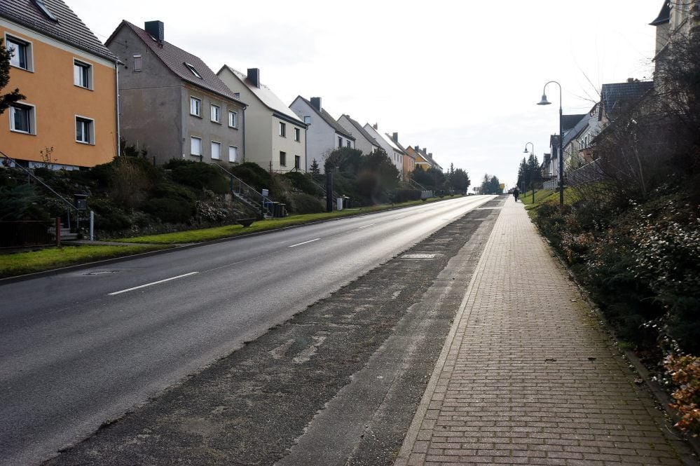 Ein Anblick, der vielen Theißenern noch fremd ist: Die Zeitzer Straße ist autofrei, die Umgehungsstraße macht es möglich.