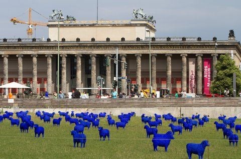 Blaue Schafe der Aktionskünstler Rainer Bonk und Bertamaria Reetz stehen in Berlin auf dem Schlossplatz. Die «Blauschafherde» aus Polyesterharz ist im Rahmen einer dreijährigen Ausstellungstour durch ganz Europa für einen Tag in Berlin zu sehen und soll Denkanstöße für ein tolerantes Miteinander und das Wir-Gefühl geben. (FOTO: DPA)
