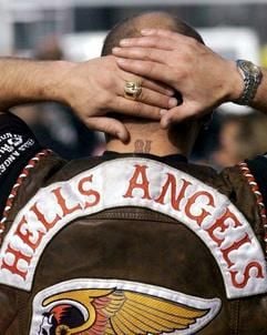 Das Archivbild zeigt ein Mitglied der deutschen Rockerbande "Hells Angels". (Archivfoto: dpa)