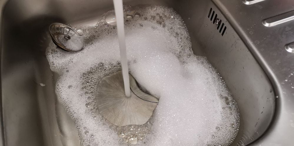 Schmutzwasser aus der Spüle.
