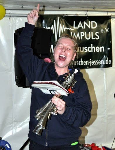 Ronja Schulze von den „Schleesenern“ ( Foto unten) singt lauthals.