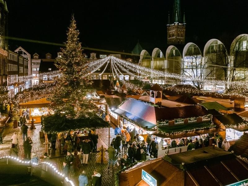 Blick auf den Lübecker Weihnachstsmarkt. Foto: Markus Scholz/dpa/Archivbild
