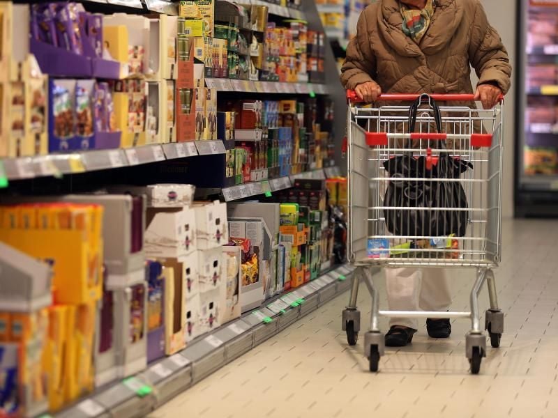 Wer Lebensmittel kauft, sollte sich nicht von der Verpackung blenden lassen. Denn nicht immer steckt so viel drin, wie es scheint.