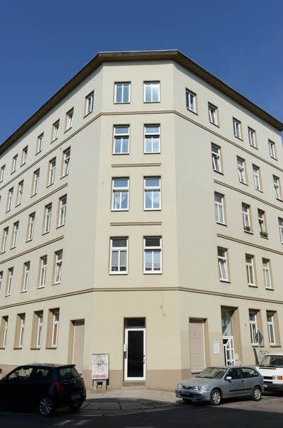 SEK-Beamte hatten sich bereits im Treppenaufgang des Wohnhauses postiert.