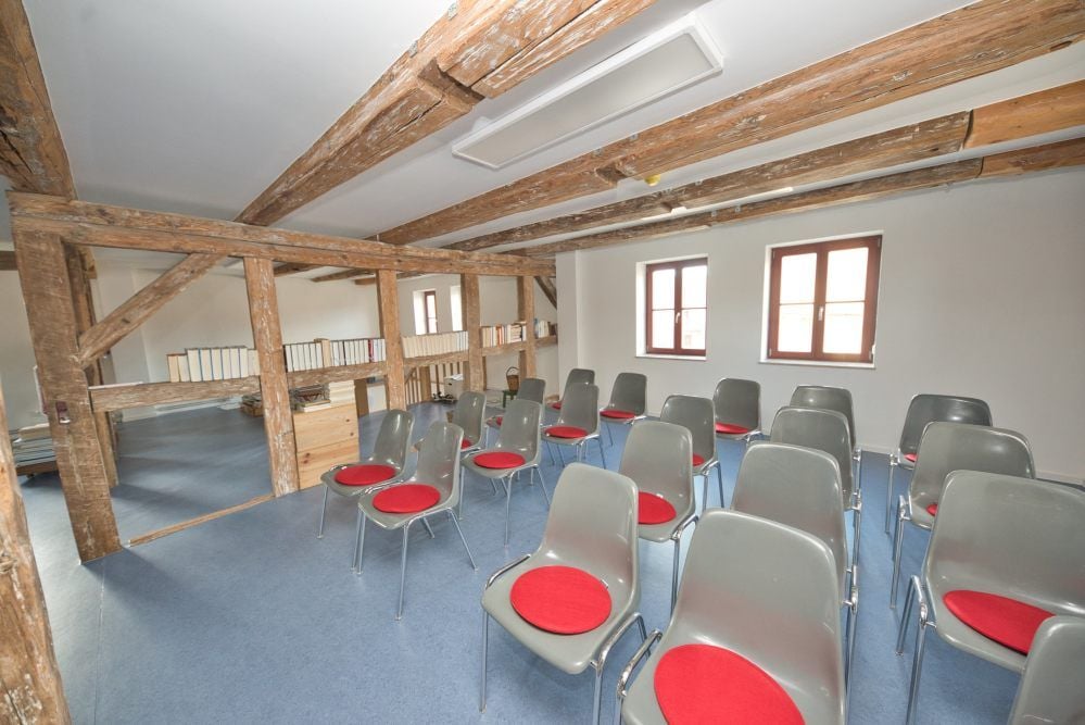 Blick in Vortragsraum und Bibliothek in Meisdorf