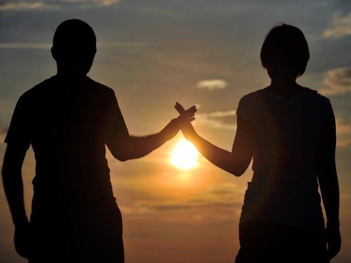 Oxytocin macht monogam: Das Bindungshormon lässt Männer ihre Partnerin attraktiver finden als fremde Frauen.