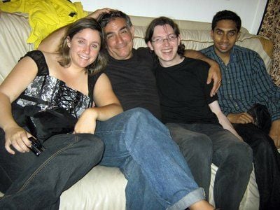 Morgin aus Nevada (USA), Rodney aus Kalifornien (USA), Daniel aus Großbritannien und Emogh aus Indien freuen sich über ihr preiswertes Quartier in der französchen Hauptstadt - alle vier sind bei Couchsurfing-Gastgebern in Paris untergekommen. Die Touristen gehören den internationalen Netzwerk CouchSurfing an, das Reisenden auf unkonventionelle Weise kostenlose Unterkunft und internationale Begegnungen verschafft. (FOTO: DPA)