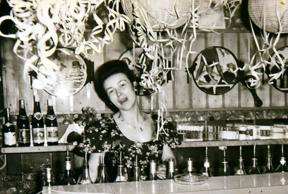 Bardame Karin gehörte 1974 in der Hafenbar zum Inventar.