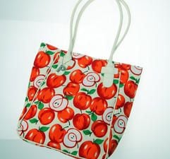 Netter Hingucker und Farbtupfer - eine schicke Tasche kann das Einkaufs-Outfit aufpeppen. (Foto: dpa)