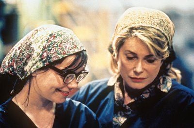 Die alleinerziehende Mutter Selma (l.), verkörpert von der isländischen Popsängerin Björk, steht in dem Film «Dancer in The Dark» neben ihrer Freundin Kathy (Catherine Deneuve). (Foto: dpa)