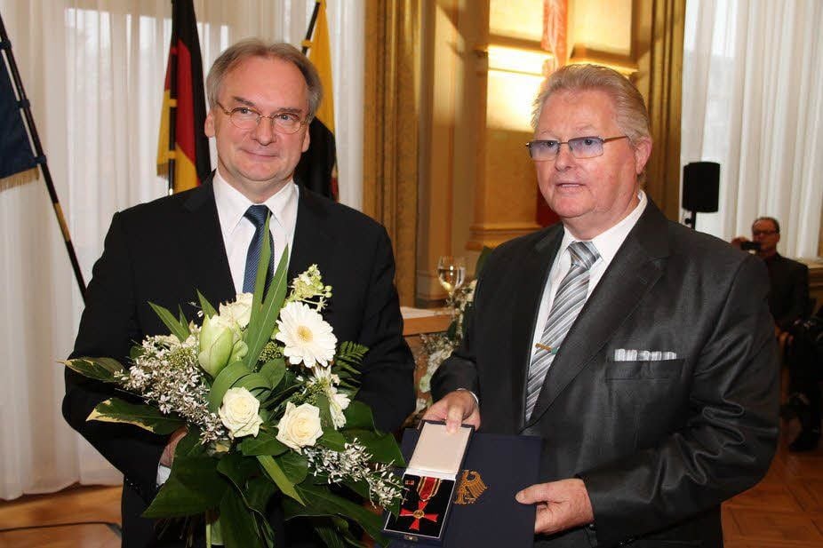 Ministerpräsident Reiner Haseloff überreicht in Magdeburg den Orden an Jürgen Preiss-Daimler.