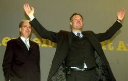 Ein Bild aus besseren Zeiten: Ronald Schill (r.) und der Unternehmer Ulrich Marseille treten im Februar 2002 gemeinsam beim Landesparteitagder Schill-Partei in Sachsen-Anhalt auf. (MZ-Archivfoto: Wolfgang Scholtyseck)