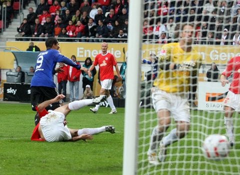 Der Mainzer Torwart Christian Wetklo schaut hinter dem Ball her, der die Mainzer Siegesserie bendet. (FOTO: DPA)