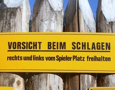 Alles klar: Das Zubehör auf der Minigolf-Anlage in Edersleben steht bereit und wartet auf Nutzer.