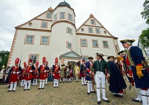 Vor dem Schloss im brandenburgischen Königs Wusterhausen stehen die Soldaten der Riesengarde Lange Kerls (l). (FOTO: ZB-FUNKREGIO)