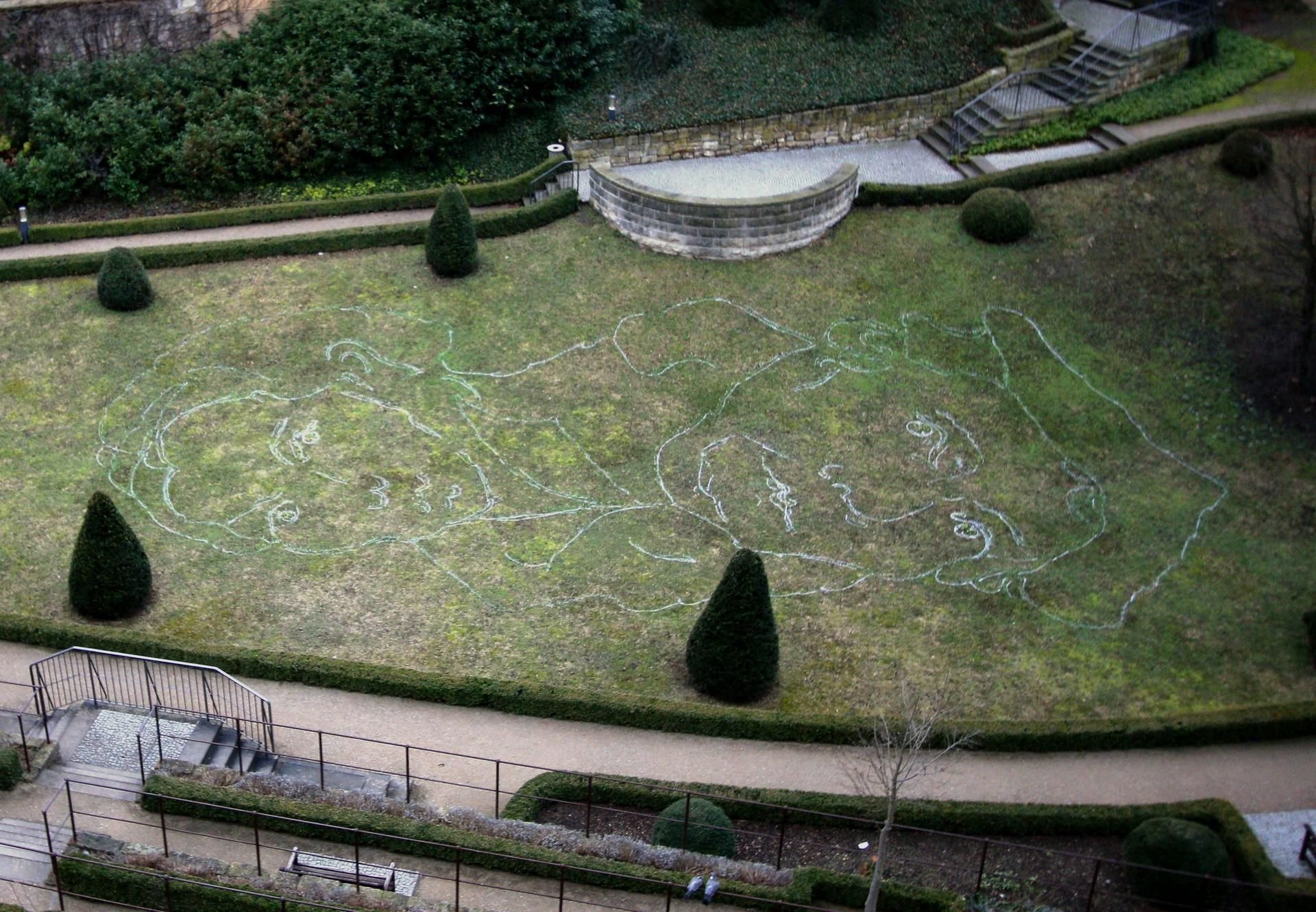 Das Ehepaar Luther grüßt von der Wiese im Renaissance-Garten des Schlosses Hartenfels. Die beiden Porträts sind aus Schneeglöckchen entstanden.