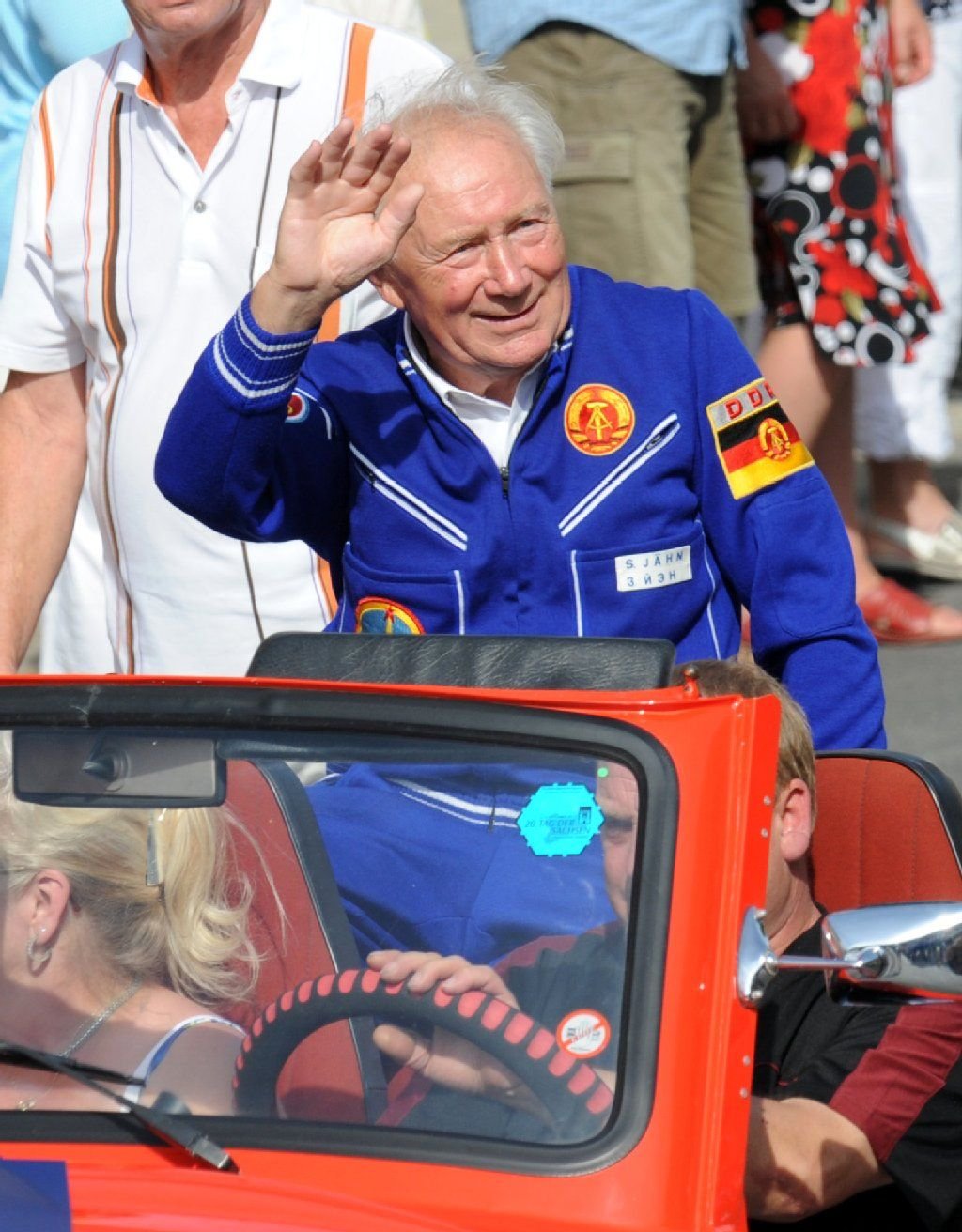 Der Kosmonaut Sigmund Jähn nimmt am 04.09.2011 in Kamenz (Sachsen) am Festumzug zum 20. Tag der Sachsen teil.
