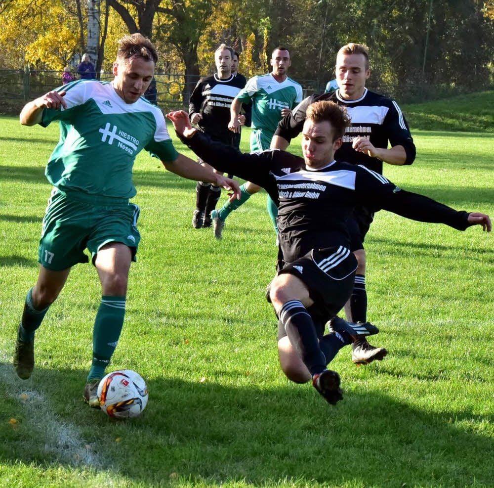 Der Nessaer Oliver Kuhnt (links) will mit dem VfB die Auswärtsmisere beenden.