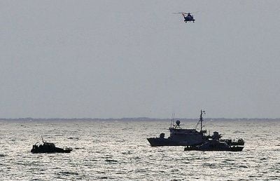 Helikopter, Einsatzkräfte der UN und die libanesische Armee suchen nach Überlebenden des Flugzeugabsturzes. (FOTO: DPA)