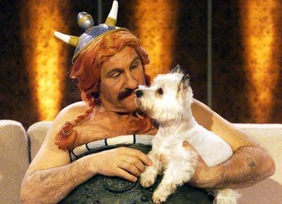Der französische Schauspieler Gerard Depardieu sitzt in der ZDF-Sendung «Wetten, dass..?» in der Verkleidung seiner Filmrolle Obelix auf dem Interview-Sofa und hält einen Hund im Arm. (FOTO: DPA)