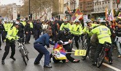 Die olympische Fackel auf dem Weg durch London: Auf der rund 50 Kilometer langen Strecke zwischen dem Wembley-Stadion im Nordwesten der britischen Hauptstadt und der Arena im Stadtteil Greenwich im Südosten kam es am Sonntag immer wieder zu Protestaktionen und Handgemengen. (Foto: dpa)