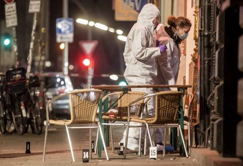 Ermittler der Spurensicherung der Polizei untersuchen den Tatort vor einer Bar in der Hein-Hoyer-Straße im Hamburger Stadtteil St. Pauli. (FOTO: DPA)