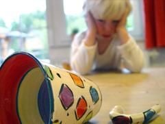 Kaputt ist kaputt - weil Kinder unberechenbar sind, lohnt sich auch für Betreuungspersonen wie Tagesmütter der Abschluss einer Haftpflichtversicherung (Foto: dpa)