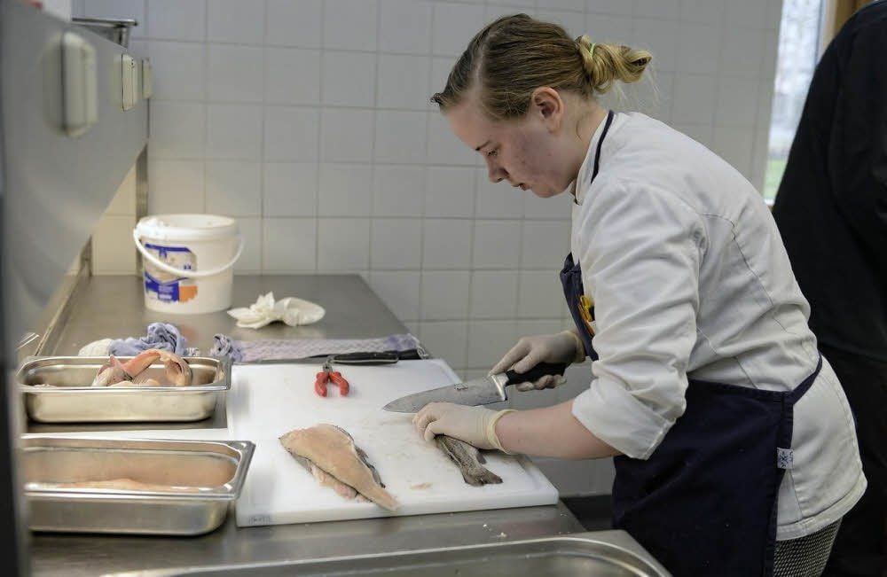 Sara Gümpel, die spätere Siegerin bei den Köchen, beim Filetieren des Fisches.