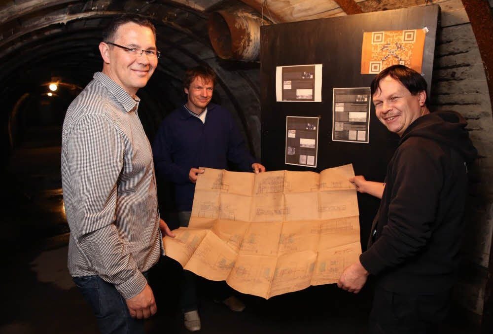 Matthias Koch, Udo Pfeffer und Stephan Rolf Schilling (v.l.) bereiten die Ausstellung im Bunker vor, der am Sonnabend erstmals wieder der Öffentlichkeit zugänglich gemacht wird.